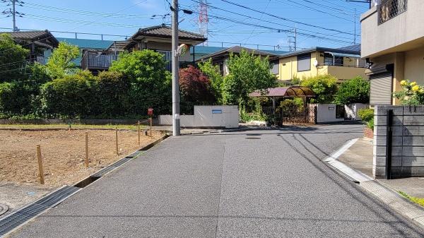 流山市三輪野山1丁目の新築一戸建の前面道路含む現地写真画像