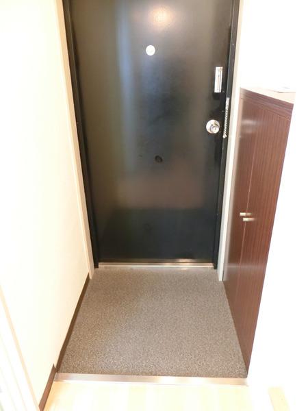 エルミナフラット後三条の玄関画像