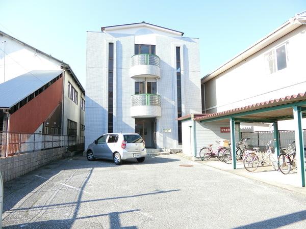 エルミナフラット後三条の駐車場画像