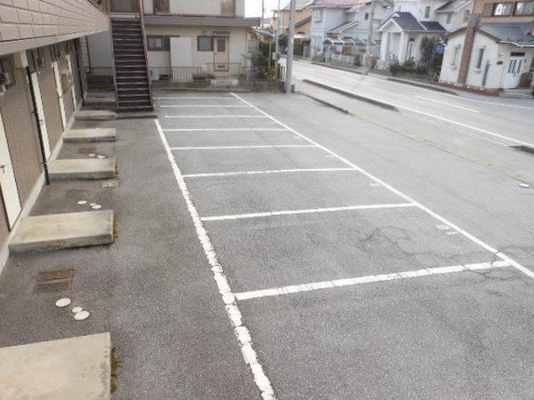 リュミエールの駐車場画像