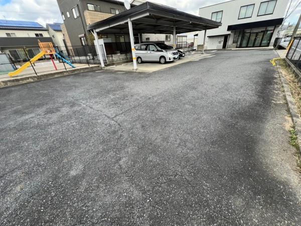 彦根市芹川町　彦根事務所の駐車場画像