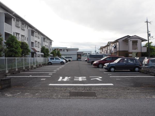 マンションヴェルジェの駐車場画像