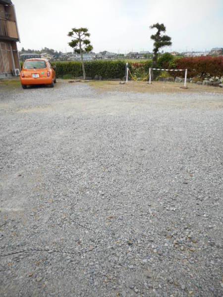 彦根市開出今町のアパートの駐車場画像