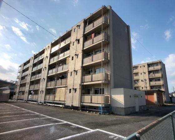 彦根市鳥居本町のマンションの駐車場画像