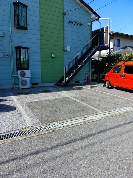 メゾンシャトー１の駐車場画像