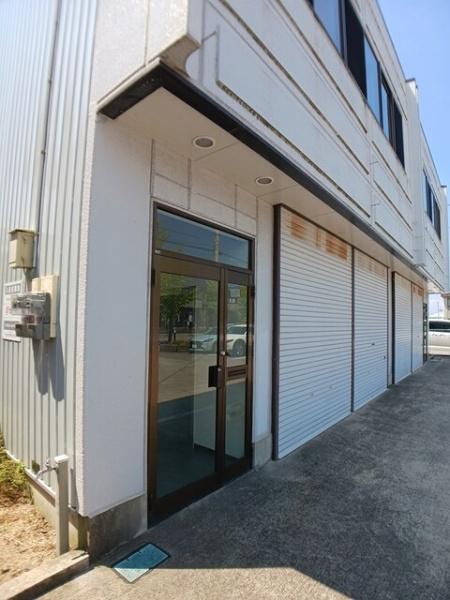 米原市倉庫付事務所の玄関画像