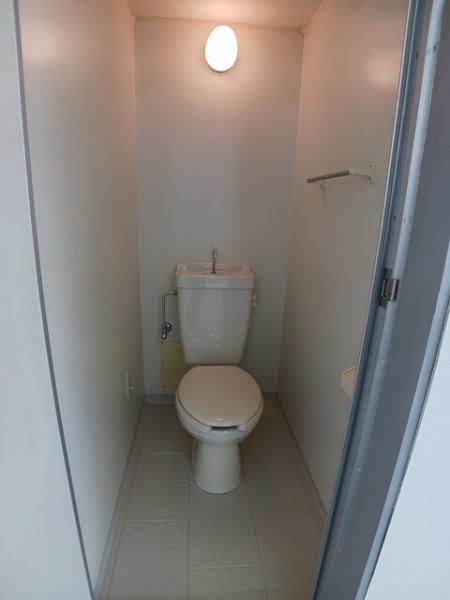 米原市倉庫付事務所のトイレ画像