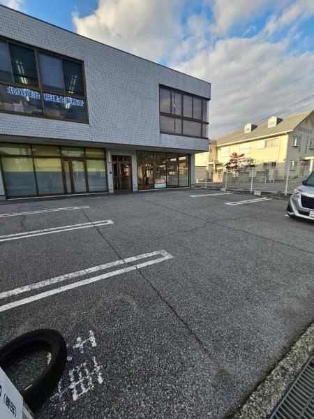 小伯ビルの駐車場画像