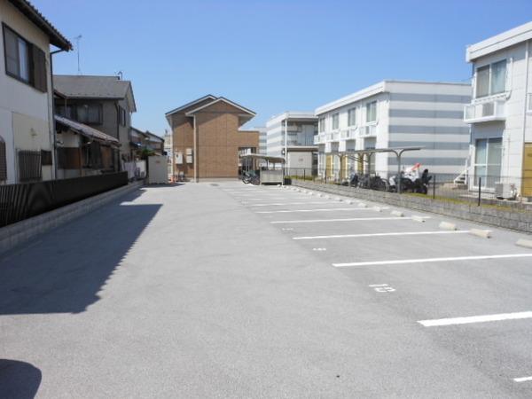 グランモア高宮の駐車場画像