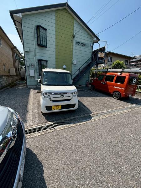 メゾンシャトー１の駐車場画像