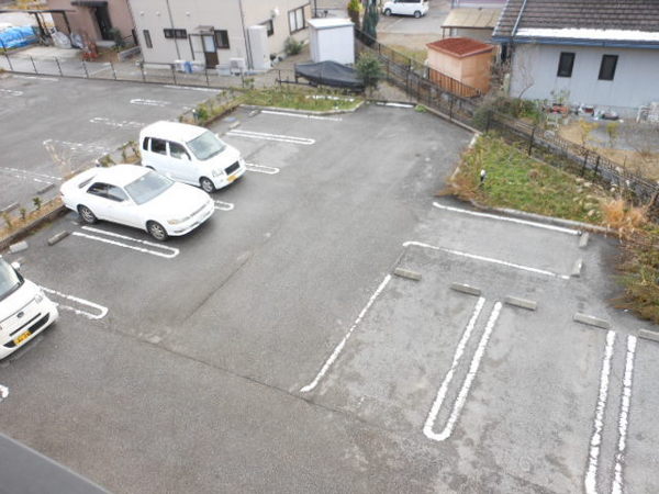 スーリール２番館の駐車場画像