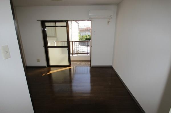 アドニス・ベルロードの洋室画像