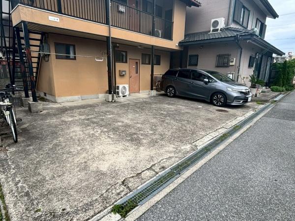 ハイツ山本の駐車場画像