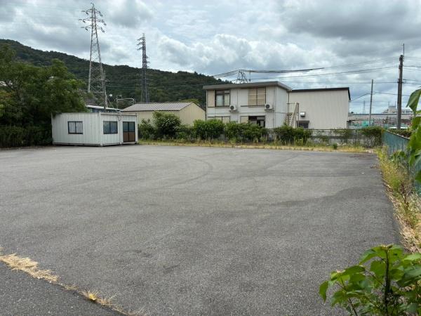 東近江市五個荘山本町の倉庫の駐車場画像