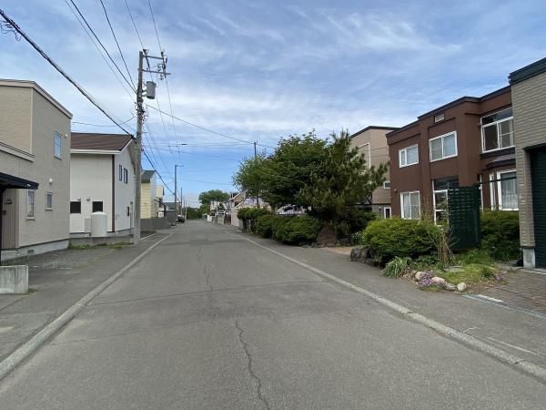札幌市手稲区前田八条９丁目の中古一戸建の前面道路含む現地写真画像