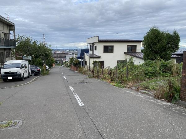 札幌市手稲区富丘四条４丁目の土地　前面道路含む現地写真