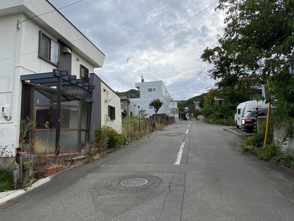 札幌市手稲区富丘四条４丁目の土地　前面道路含む現地写真