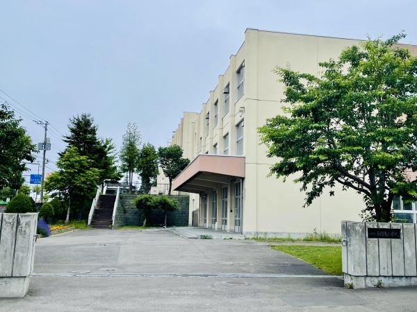 西岡５条１１丁目・古屋付土地の小学校画像