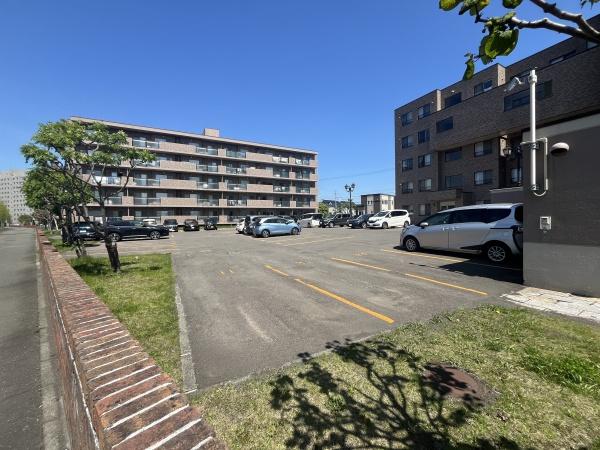 上野幌ファミールハイツ壱番館の駐車場画像
