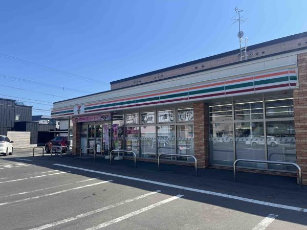 ラピスガーデン新川のコンビニ画像