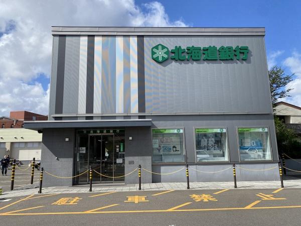 ラピスガーデン新川の銀行画像