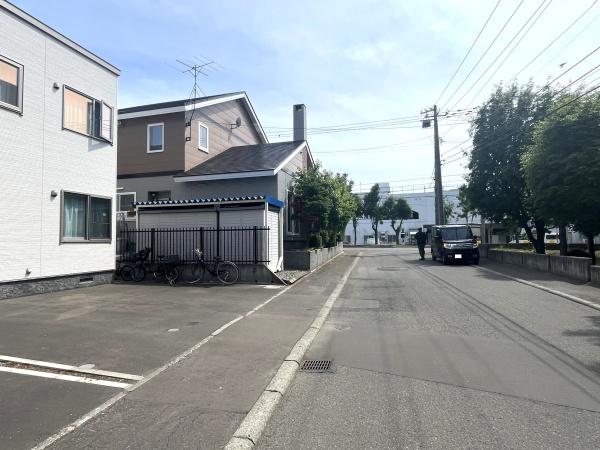 西岡３条２丁目・戸建の前面道路含む現地写真画像