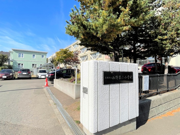 西野１０条７丁目・戸建の小学校画像