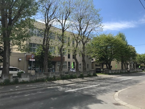 ハウスオブリザ伏古の中学校画像