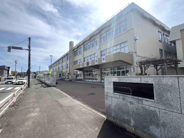 清田１０条３丁目・戸建の小学校画像