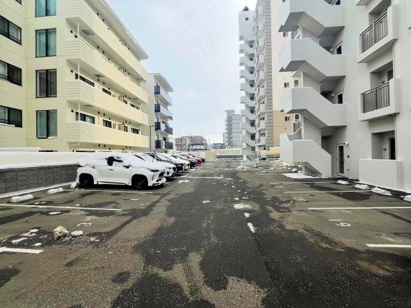 グランファーレ札幌山鼻レガリアウエストウイングの駐車場画像