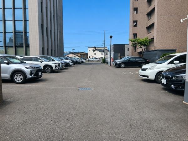 ロイヤルシャトー北円山EAST棟の駐車場画像