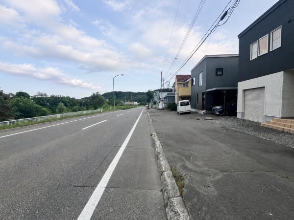 札幌市西区福井２丁目の中古一戸建の前面道路含む現地写真画像