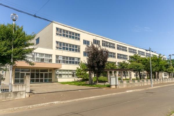 新琴似12-15・土地の中学校画像