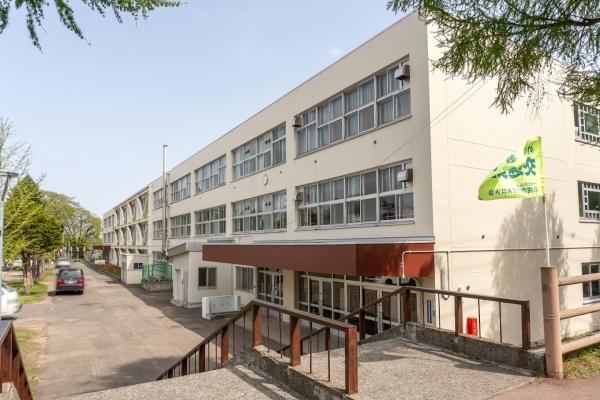 月寒東2条5丁目・土地（建築条件なし）の小学校画像