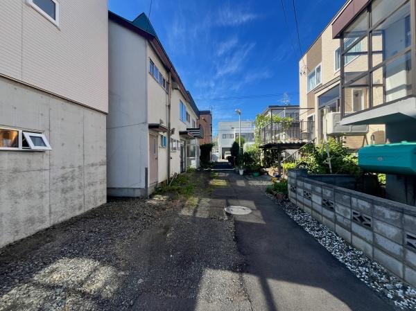 月寒東2条5丁目・土地（建築条件なし）の前面道路含む現地写真画像
