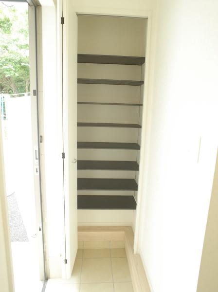 小平市上水新町２丁目の新築一戸建の玄関画像