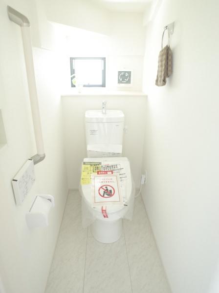 小平市仲町の新築一戸建のトイレ画像