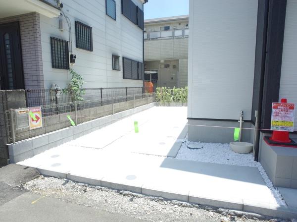 小平市仲町の新築一戸建の駐車場画像