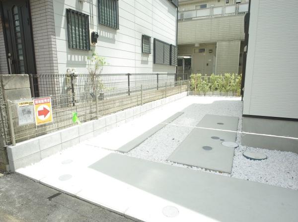 小平市仲町の新築一戸建の駐車場画像