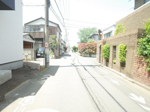 小平市仲町の新築一戸建の前面道路含む現地写真画像