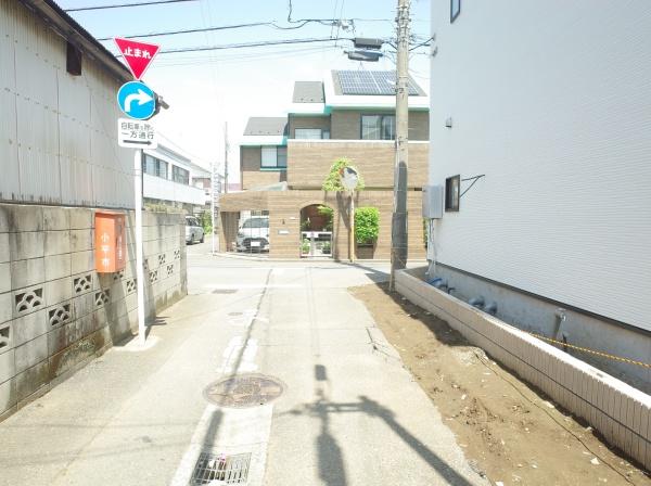 小平市仲町の新築一戸建の前面道路含む現地写真画像