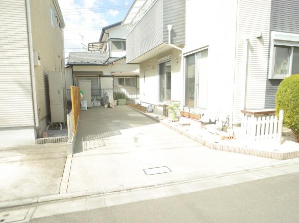 小平市小川町１丁目の中古一戸建の駐車場画像