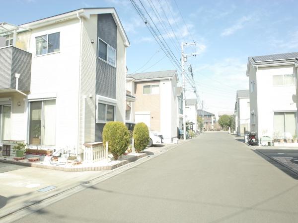 小平市小川町１丁目の中古一戸建の前面道路含む現地写真画像