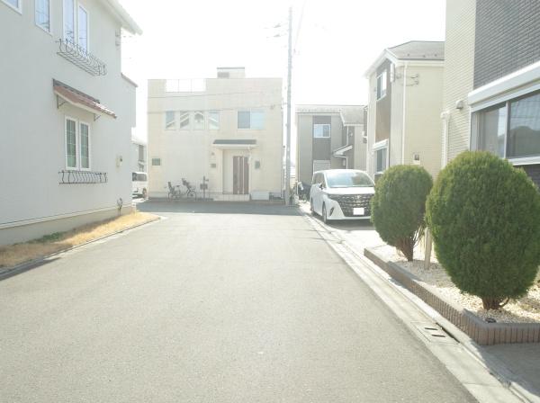 小平市小川町１丁目の中古一戸建の前面道路含む現地写真画像