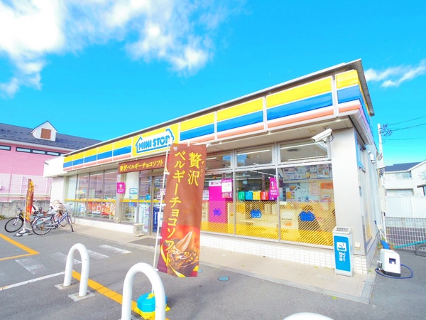 小平市小川東町の新築一戸建のコンビニ画像