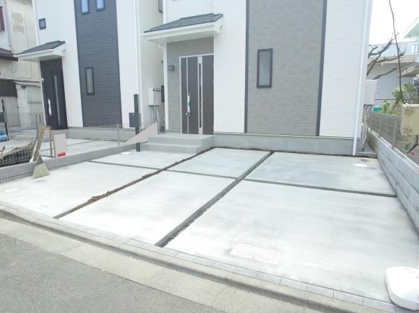 小平市小川東町の新築一戸建の駐車場画像