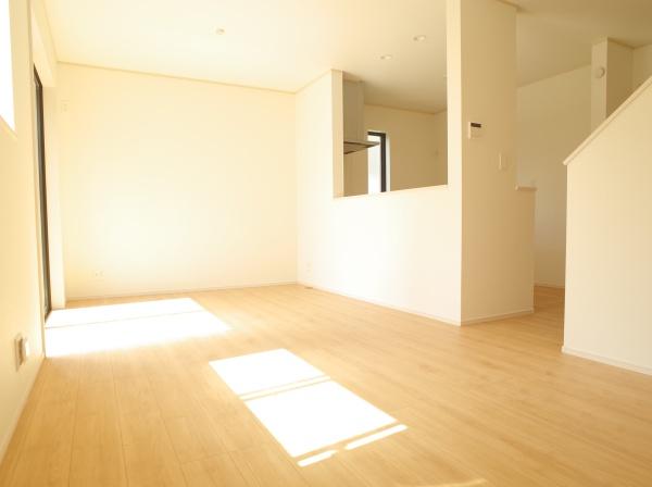 小平市小川東町の新築一戸建のリビング画像