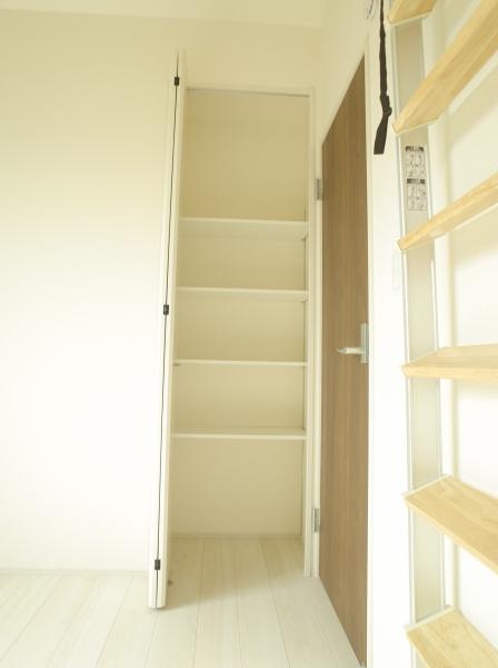 小平市仲町の新築一戸建の収納画像