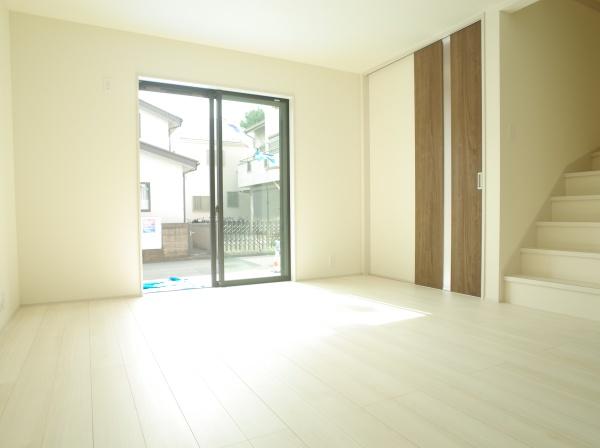 小平市仲町の新築一戸建のリビング画像
