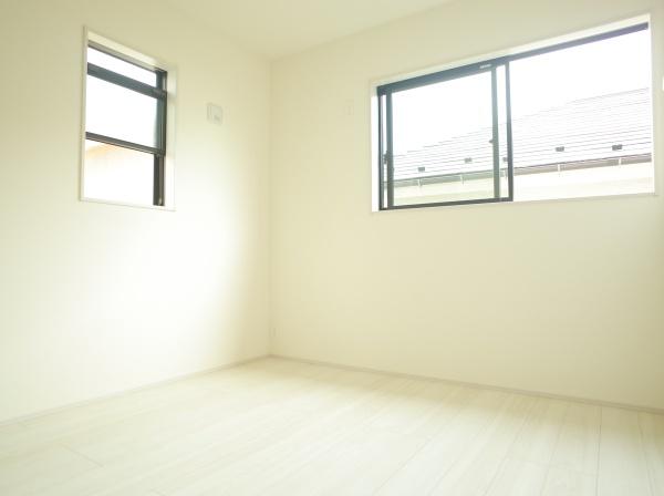 小平市仲町の新築一戸建の洋室画像